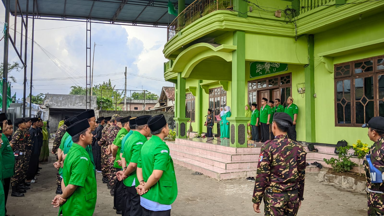 Gelar apel pasukan di  halaman kantor PCNU Kabupaten Probolinggo. (Foto: M Hidayatullah/Lingkaran.net)