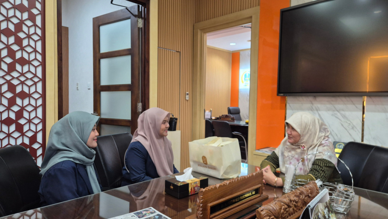 Lilik Hendarwati saat menerima kunjungan mahasiswa Fakultas Ekonomika dan Bisnis Universitas Negeri Surabaya (Unesa) di ruang Fraksi PKS DPRD Jawa Timur.