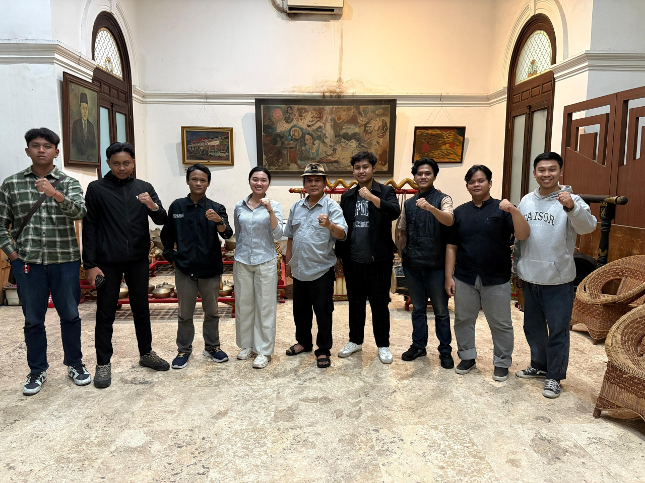 Ketua DKJT Jawa Timur, Chrisman Hadi (tengah), bersama jajaran DPC GMNI Surabaya Raya saat berdiskusi tentang pentingnya kebudayaan sebagai fondasi kemandirian bangsa di era digital, di Balai Pemuda Surabaya, Kamis (23/10/2025).