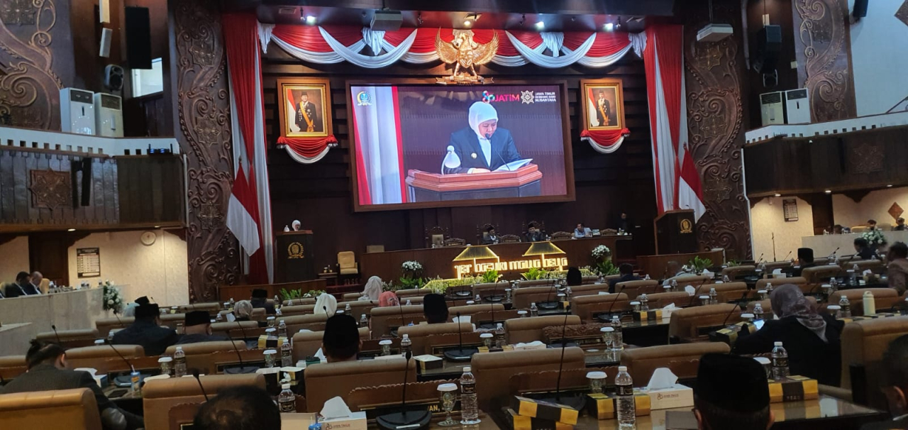 Gubernur Khofifah saat menghadiri rapat sidang Paripurna DPRD Jatim. (Foto: Alkalifi/Lingkaran.net)