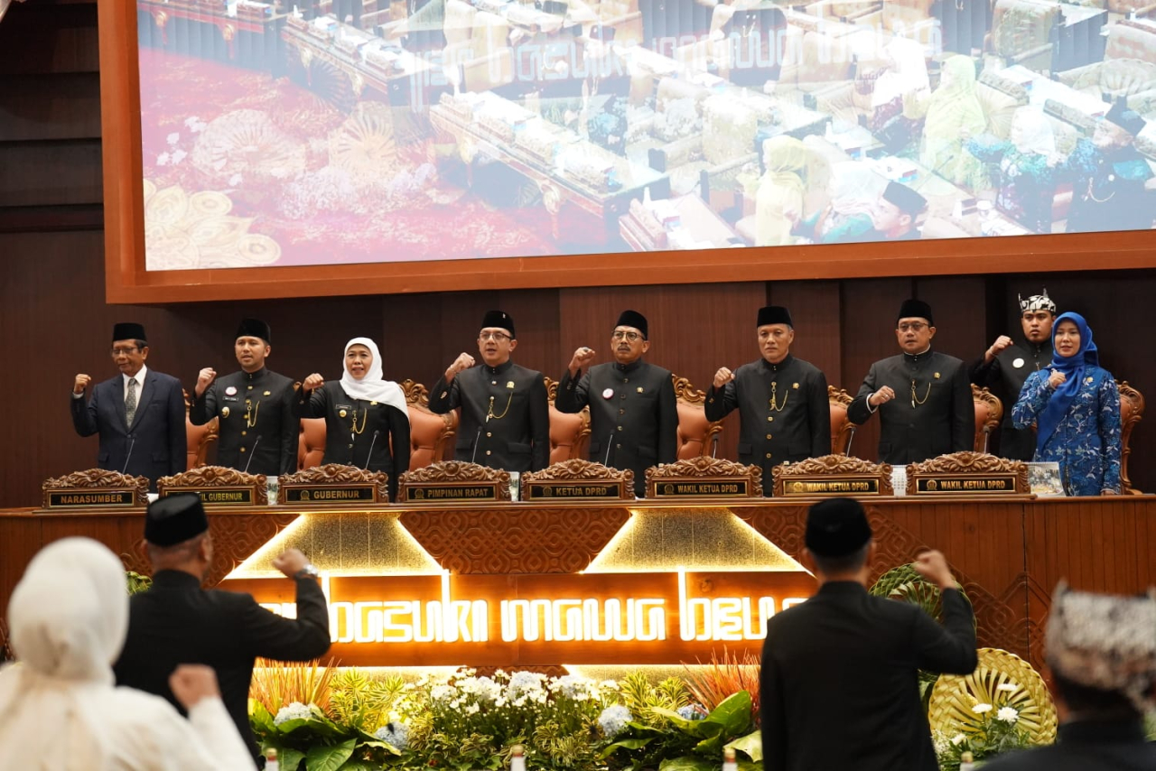 Suasana rapat paripurna istimewa yang digelar di Gedung DPRD Jawa Timur, Minggu (12/10/2025). (Foto Humas DPRD Jatim)