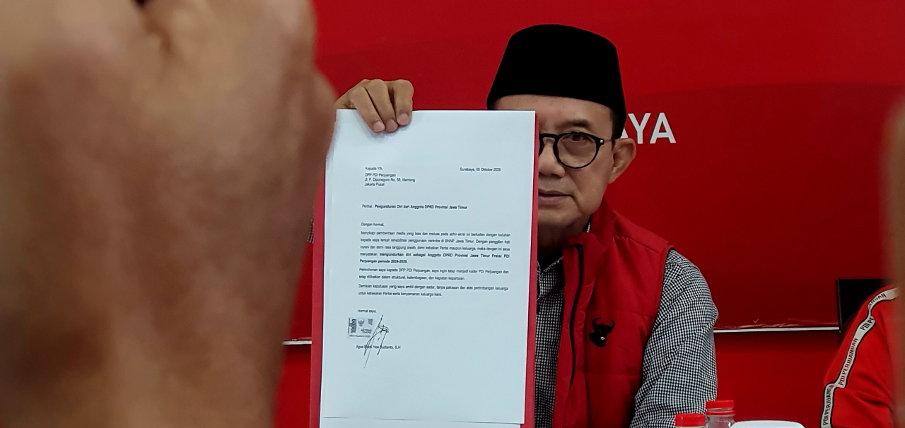 Wakil Ketua Bidang Kehormatan DPD PDIP Jatim, Budi 'Kanang' Sulistyono menunjukkan surat pengunduran diri anggota DPRD Jatim di Kantor DPD PDIP Jatim, Senin (6/10/2025).