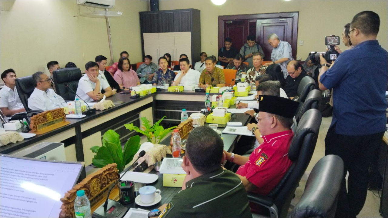 Suasana rapat dengar pendapat antara DPRD Kota Surabaya bersama PT SAS dan warga