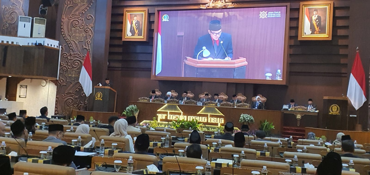 Y Ristu Nugroho, juru bicara Fraksi PDIP DPRD Jawa Timur saat membacakan pendapat akhir Fraksi atas rancangan perda tentang APBD Provinsi Jawa Timur tahun anggaran 2026, Sabtu (15/11/2025).