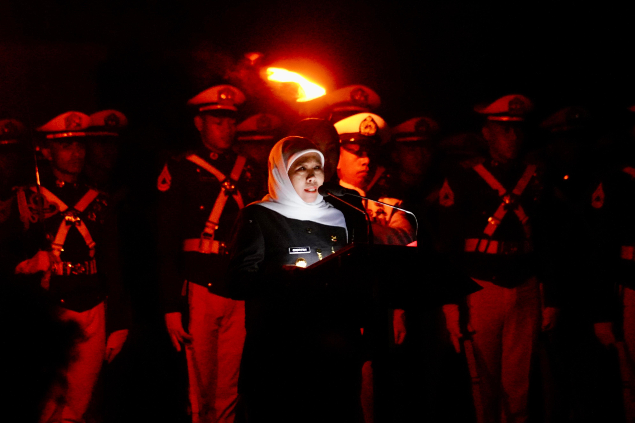 Gubernur Khofifah Indar Parawansa pimpin Apel Kehormatan dan Renungan Suci (AKRS) di Taman Makam Pahlawan 10 Nopember Surabaya, Senin (10/11/2025) dini hari. (Foto Humas Pemprov Jatim)