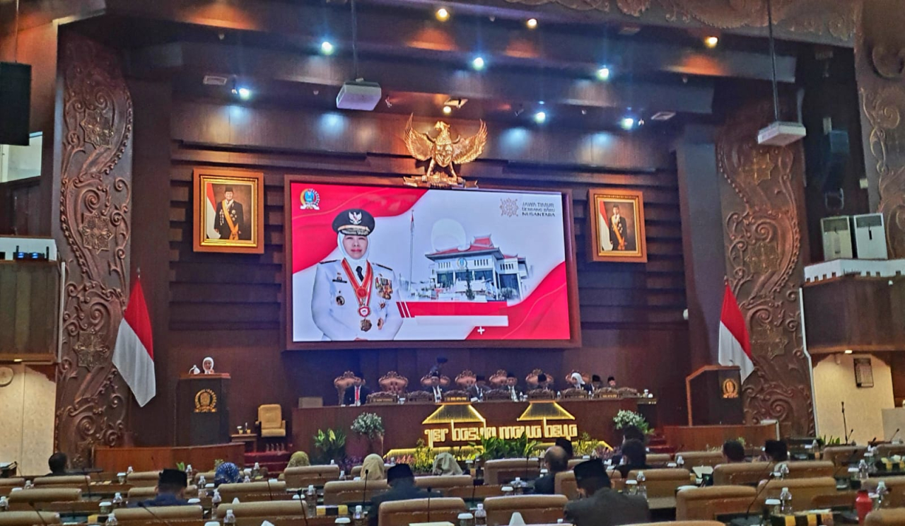 Gubernur Khofifah sampaikan pendapatnya atas rancangan Perda tentang APBD Tahun Anggaran 2026, Sabtu (15/11/2025).