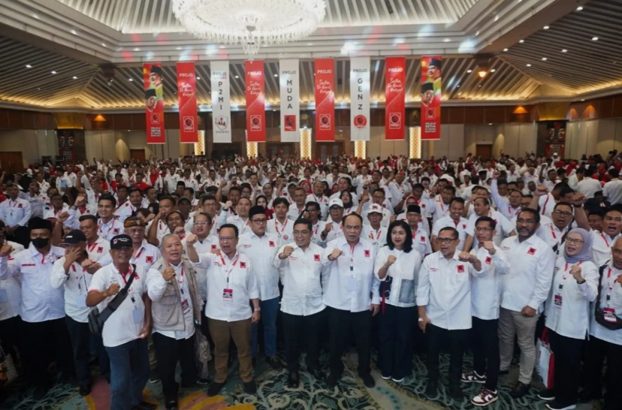 Ketua Umum Projo Budi Arie Setiadi (tengah) didampingi Sekjen Handoko (keempat kiri) berfoto bersama para relawan pada pembukaan Kongres III Projo di Jakarta, Sabtu (1/11/2025). 