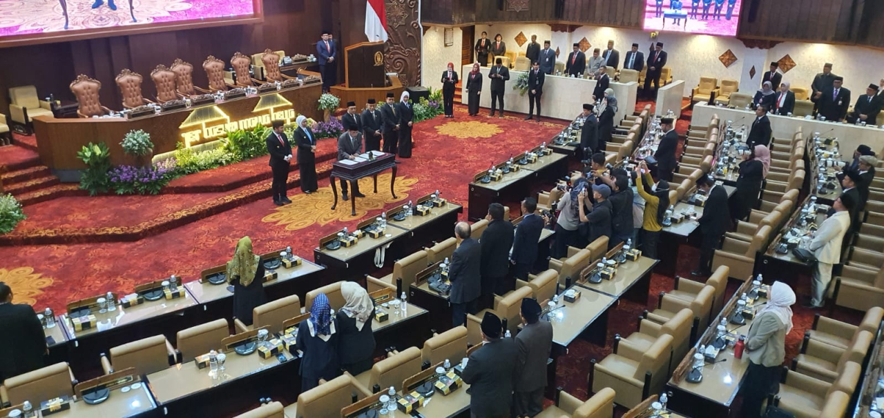 Suasana rapat paripurna DPRD Jawa Timur pada Sabtu (15/11/2025).