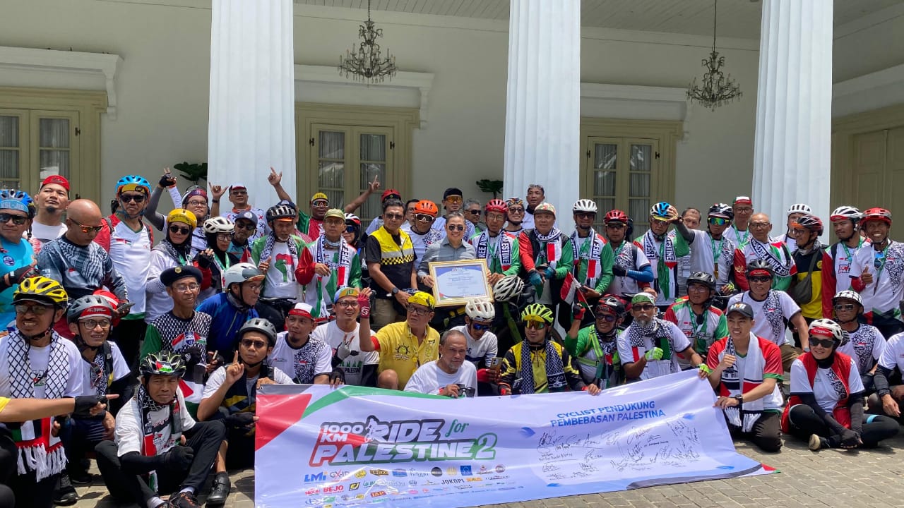 Rombongan Pesepeda 1000 KM Ride for Palestine 2025 Tiba di Kantor Kementerian Luar Negeri, Jakarta, Sabtu (15/11/2025).