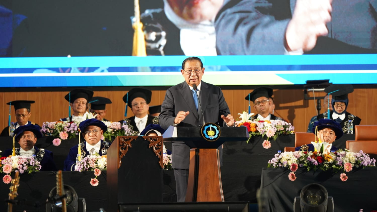 SBY menerima langsung Penghargaan Sepuluh Nopember—anugerah tertinggi ITS—pada Puncak Dies Natalis ke-65 di Graha Sepuluh Nopember, Selasa (11/11). 