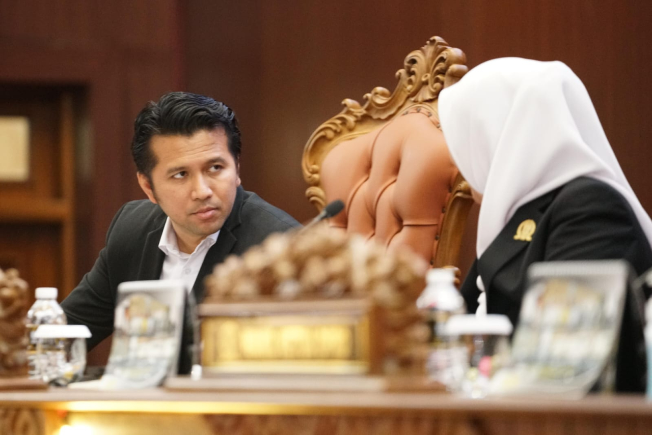 Wakil Gubernur Emil Elestianto Dardak saat menghadiri rapat Paripurna, Senin (17/11/2025). (Foto Humas DPRD Jawa Timur)