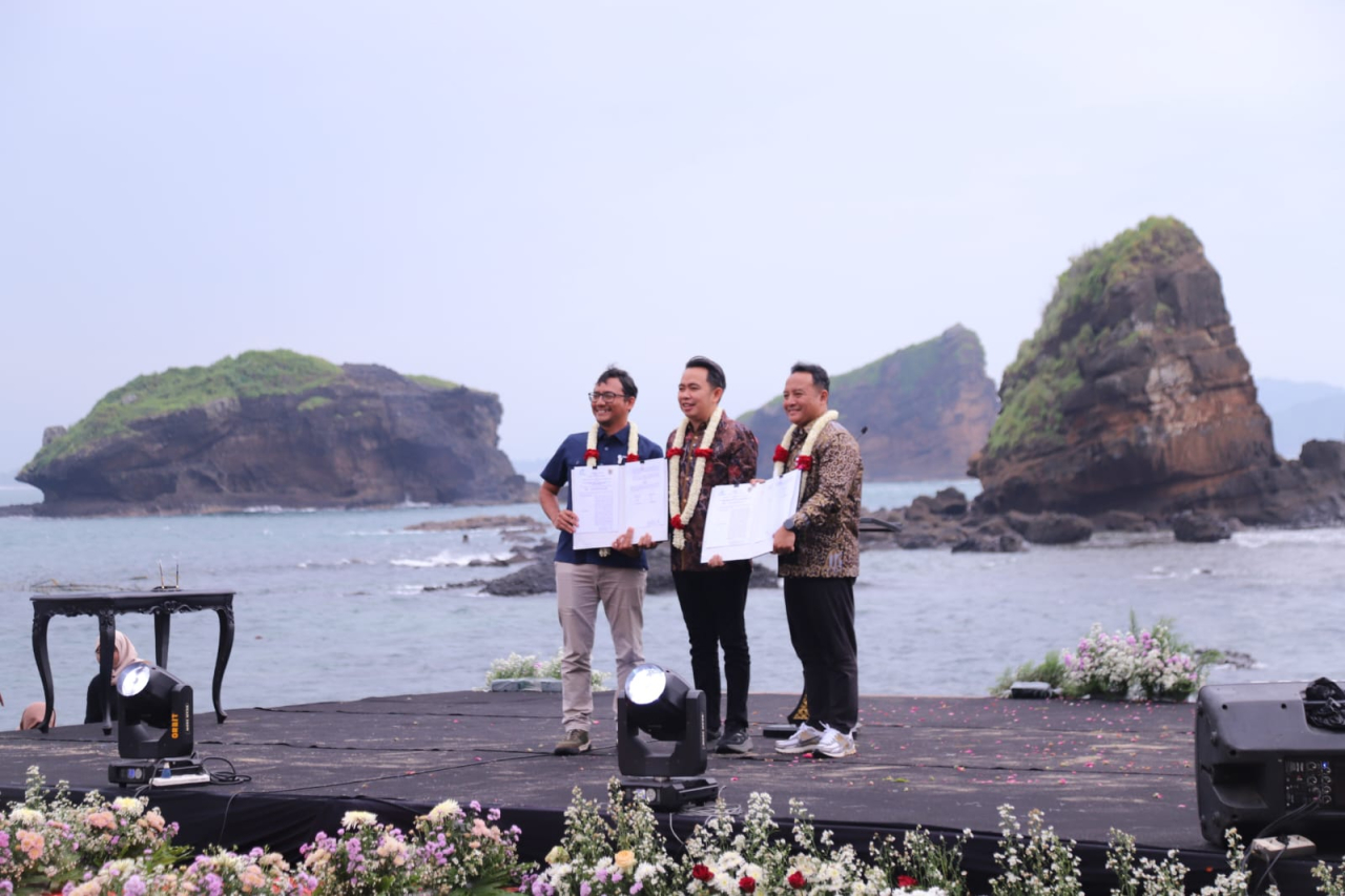 Bupati Jember Gus Fawait (tengah)