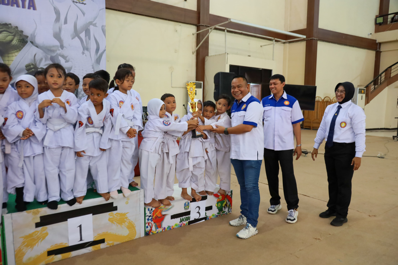 Dewan Penasehat PBJI Kota Surabaya Yona Bagus Widyatmoko saat menyerahkan piala kepada peserta kejuaraan Ju-jitsu Piala KONI Surabaya
