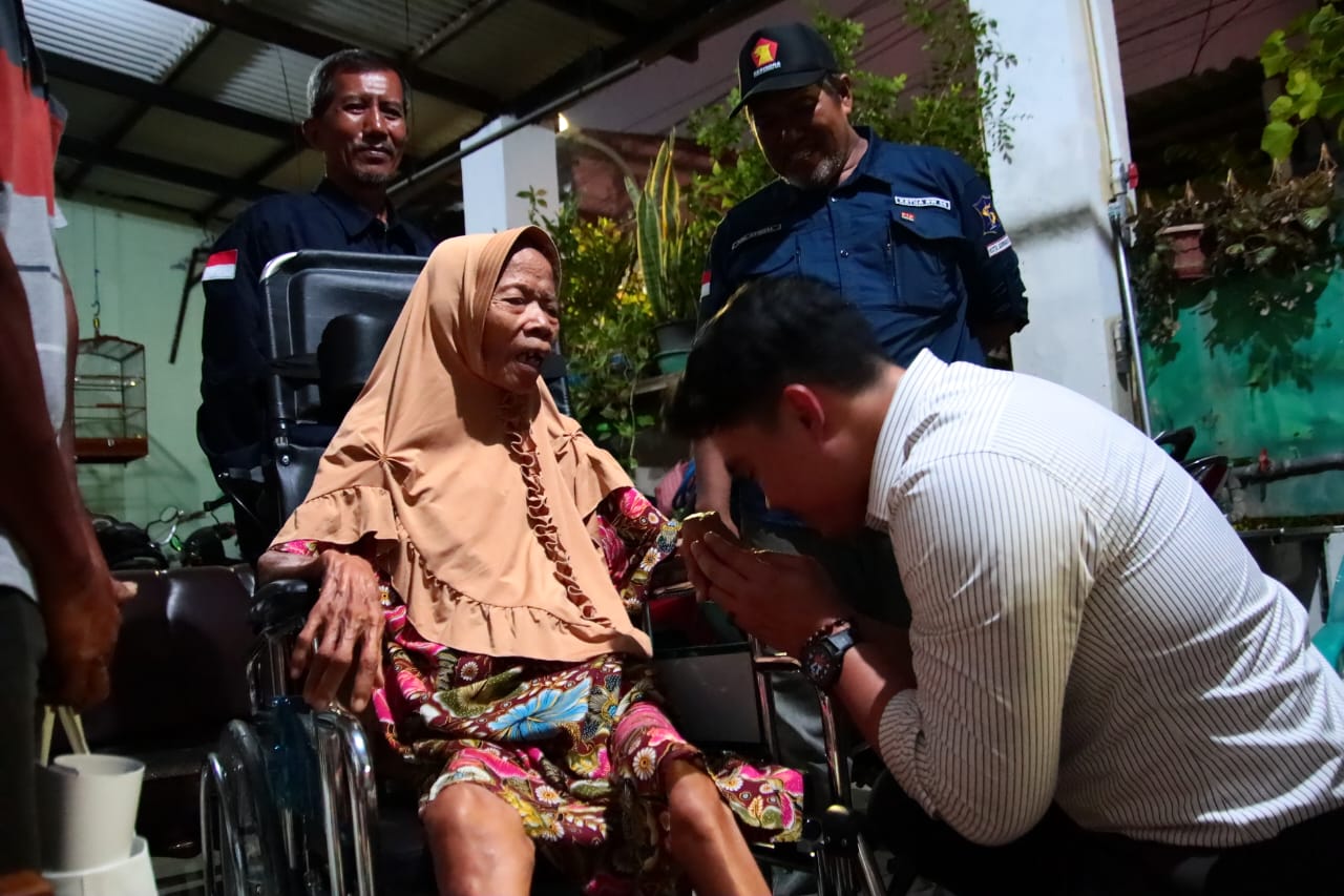 Cahyo Harjo Prakoso, anggota Komisi E DPRD Jatim saat memberikan kursi roda bagi lansia di Surabaya, Senin (29/12/2025).