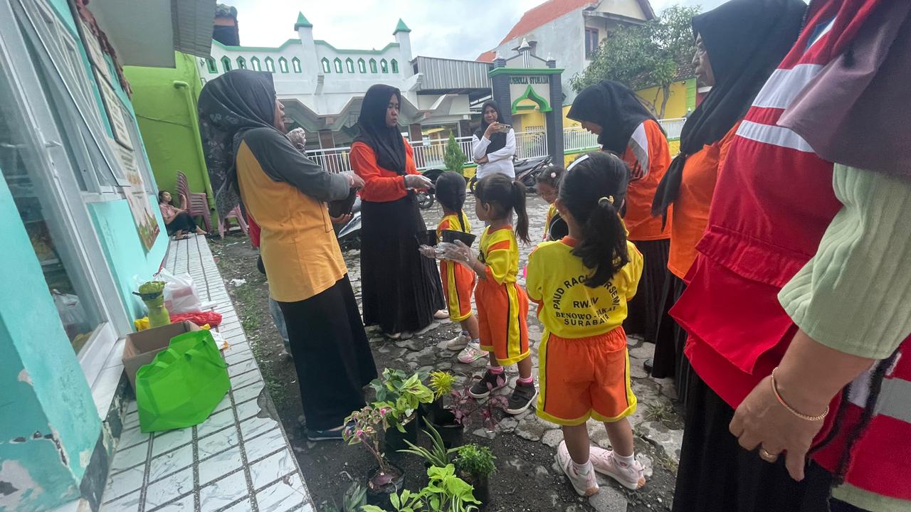 Anak-anak PAUD Benowo sedang belajar menanam sayur dan tanaman hias. (Foto: Ist)