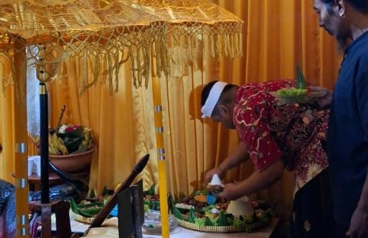 kader PDI Perjuangan Kota Surabaya Ahmad Hidayat saat melakukan tumpengan di makam Ki Ageng Pengging