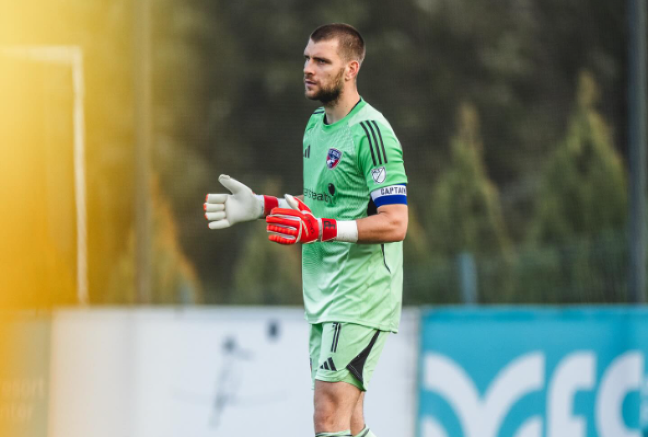 Bukan Sekadar Pelapis, Ini Alasan Maarten Paes Bisa Jadi Kiper Utama Ajax