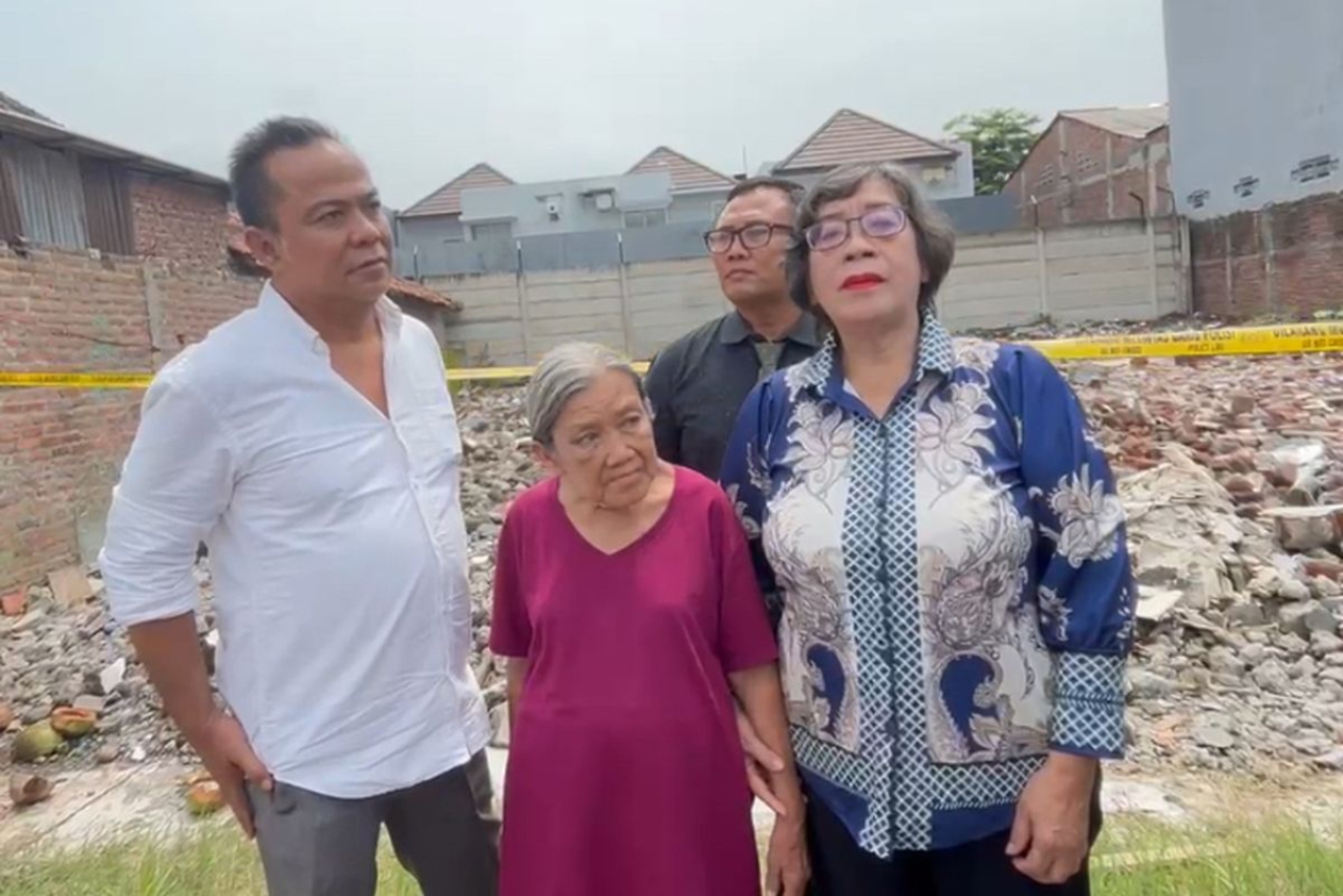 Elina Widjajanti atau Nenek Elina yang diusir paksa oknum ormas dari rumahnya sendiri.