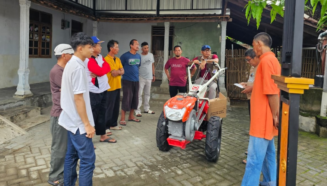 Suli Daim, menyerahkan bantuan alat mesin pertanian (alsintan) berupa hand traktor rotary kepada petani di Desa Purworejo. (Foto: Ist)