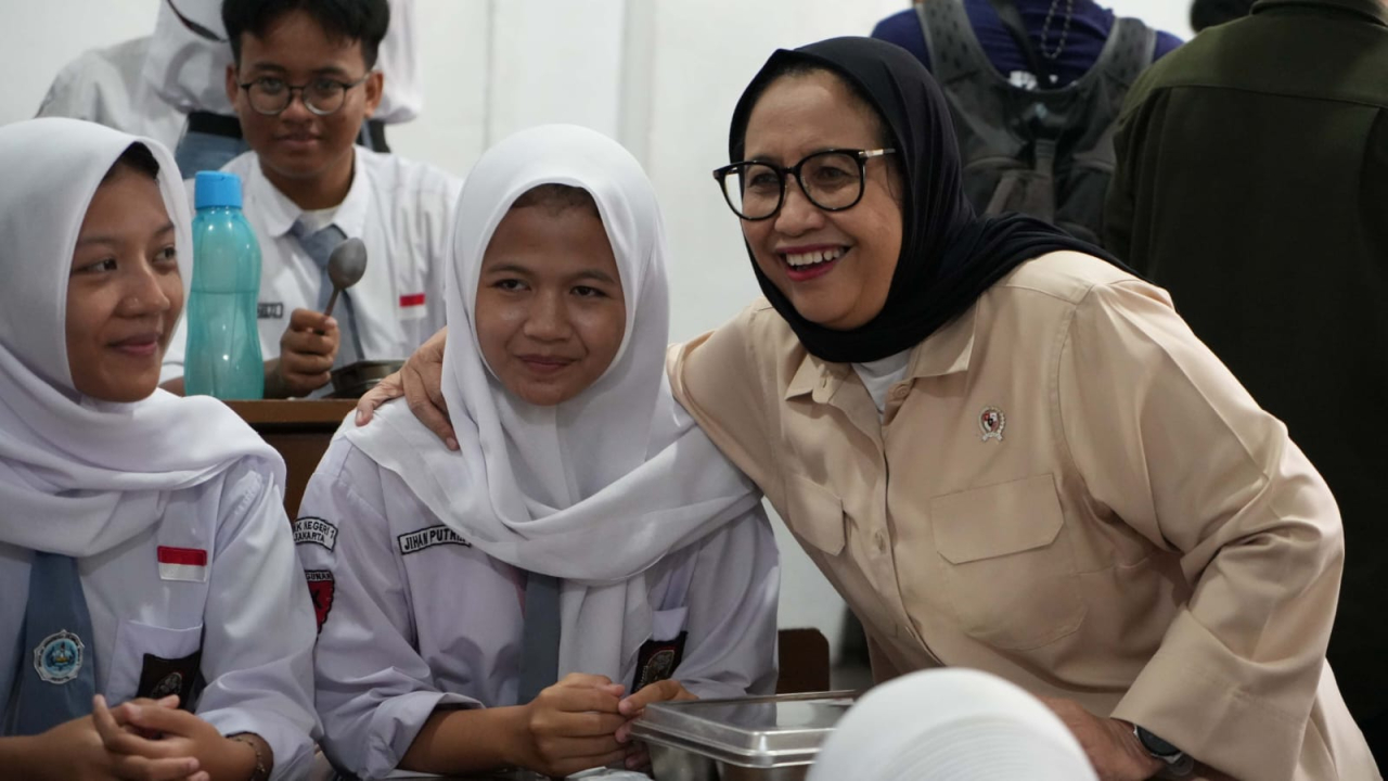 Wakil Kepala Badan Gizi Nasional (BGN) Nanik S Deyang (kanan) berbincang dengan siswa saat meninjau pelaksanaan program Makan Bergizi Gratis (MBG) di SMK Negeri 1 Jakarta, Kamis (8/1/2026). (Foto BGN)