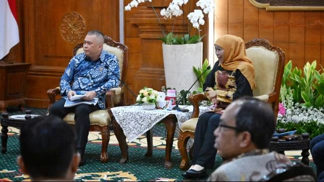 Menteri Perhubungan Dudy Purwagandhi melakukan koordinasi kesiapan angkutan Lebaran dengan Gubernur Jawa Timur Khofifah Indar Parawansa, di Gedung Negara Grahadi Surabaya, Jumat (7/3/2025). (Foto: Kemenhub)
