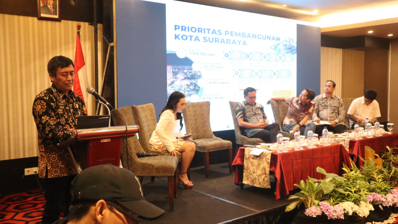 Kepala Badan Perencanaan Pembangunan Daerah, Penelitian, dan Pengembangan (Bappedalitbang) Kota Surabaya, Irvan Wahyudrajad saat memaparkan pencapaian kinerja Eri-Armuji