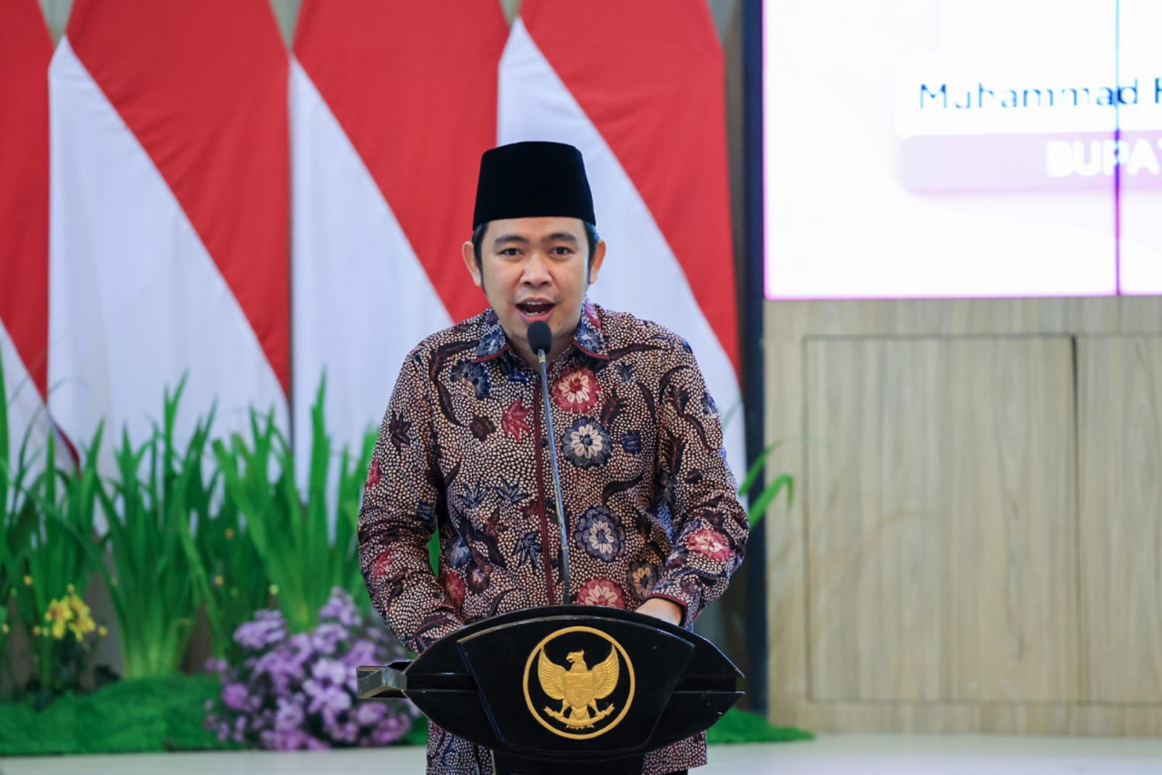 Bupati Jember Gus Fawait dalam kegiatan sosialisasi penyaluran bantuan pangan alokasi Februari–Maret 2026 di Pendopo Wahyawibawagraha, Jumat (27/3/2026). 