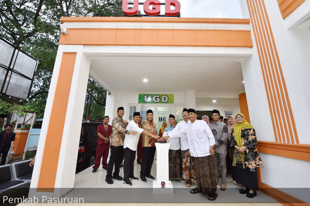Bupati Pasuruan Rusdi Sutejo meresmikan layanan Unit Gawat Darurat (UGD) 24 jam di seluruh puskesmas se-Kabupaten Pasuruan saat launching di Puskesmas Pohjentrek, Sabtu (7/3/2026). (Foto Pemkab Pasuruan)