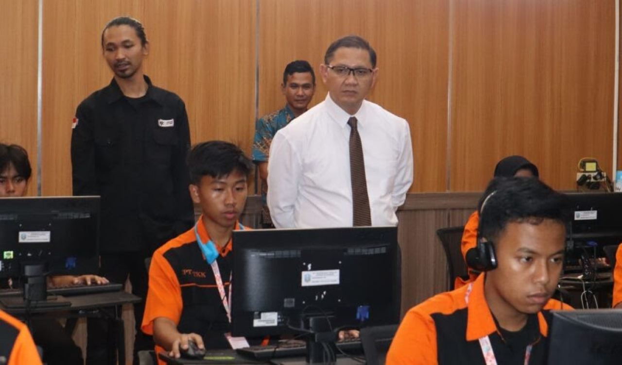 Para murid SMK di Jatim saat mengikuti pelatihan sertifikasi yang diadakan oleh Dindik Jatim dan Lembaga Sertifikasi Kompetensi (LKS) Dirjen Vokasi Kemendikdasmen. (Foto Dindik Jatim) 