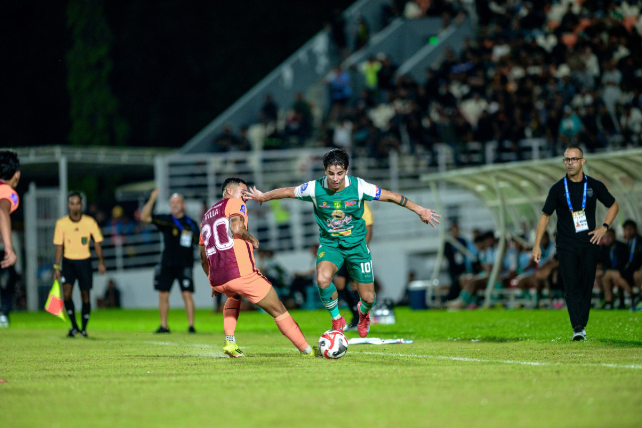 Bruno Moreira mencoba melewati penjagaan pemain Borneo FC. ( Foto Persebaya) 