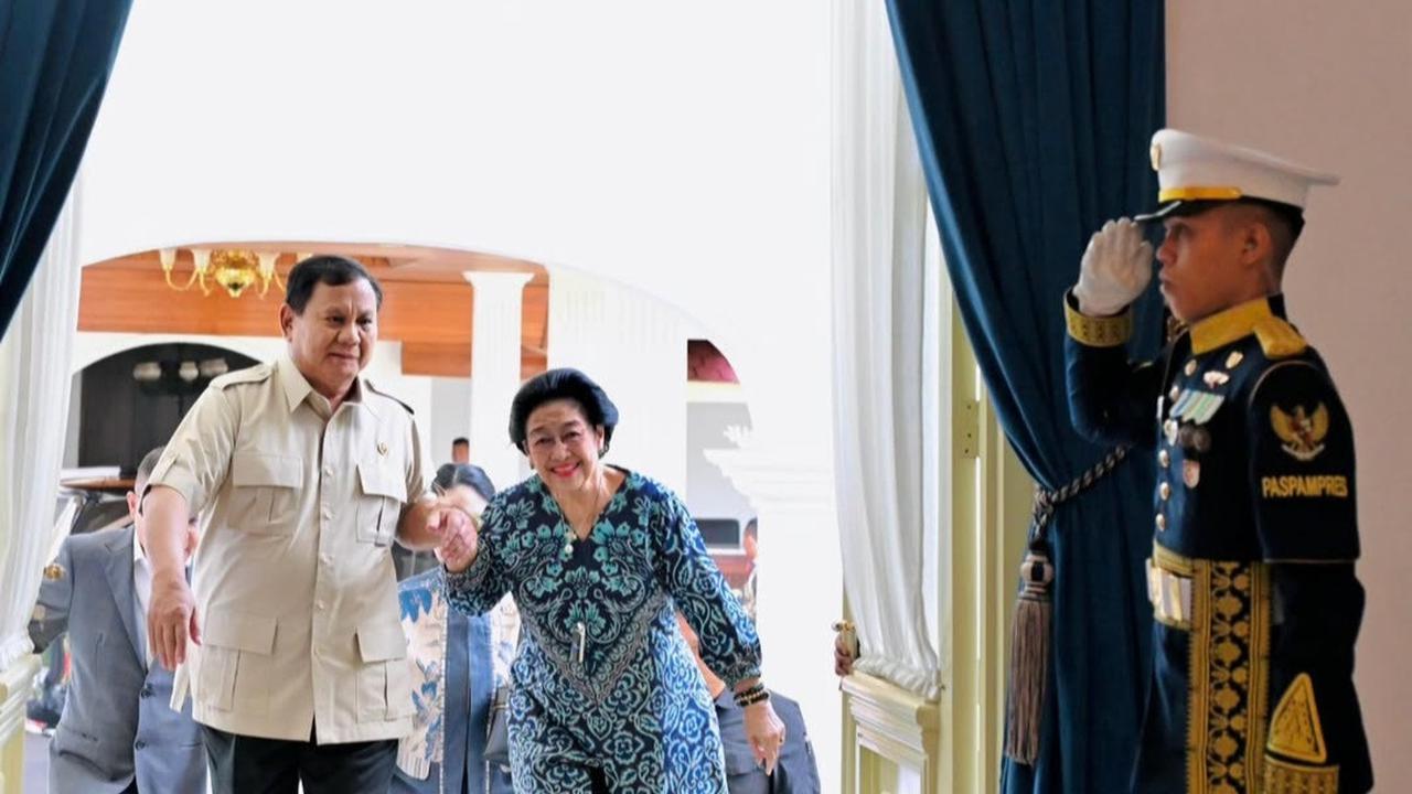 Presiden Prabowo gandeng tangan Megawati saat bertemu di Istana Merdeka (Instagram Sekretariat Kabinet)