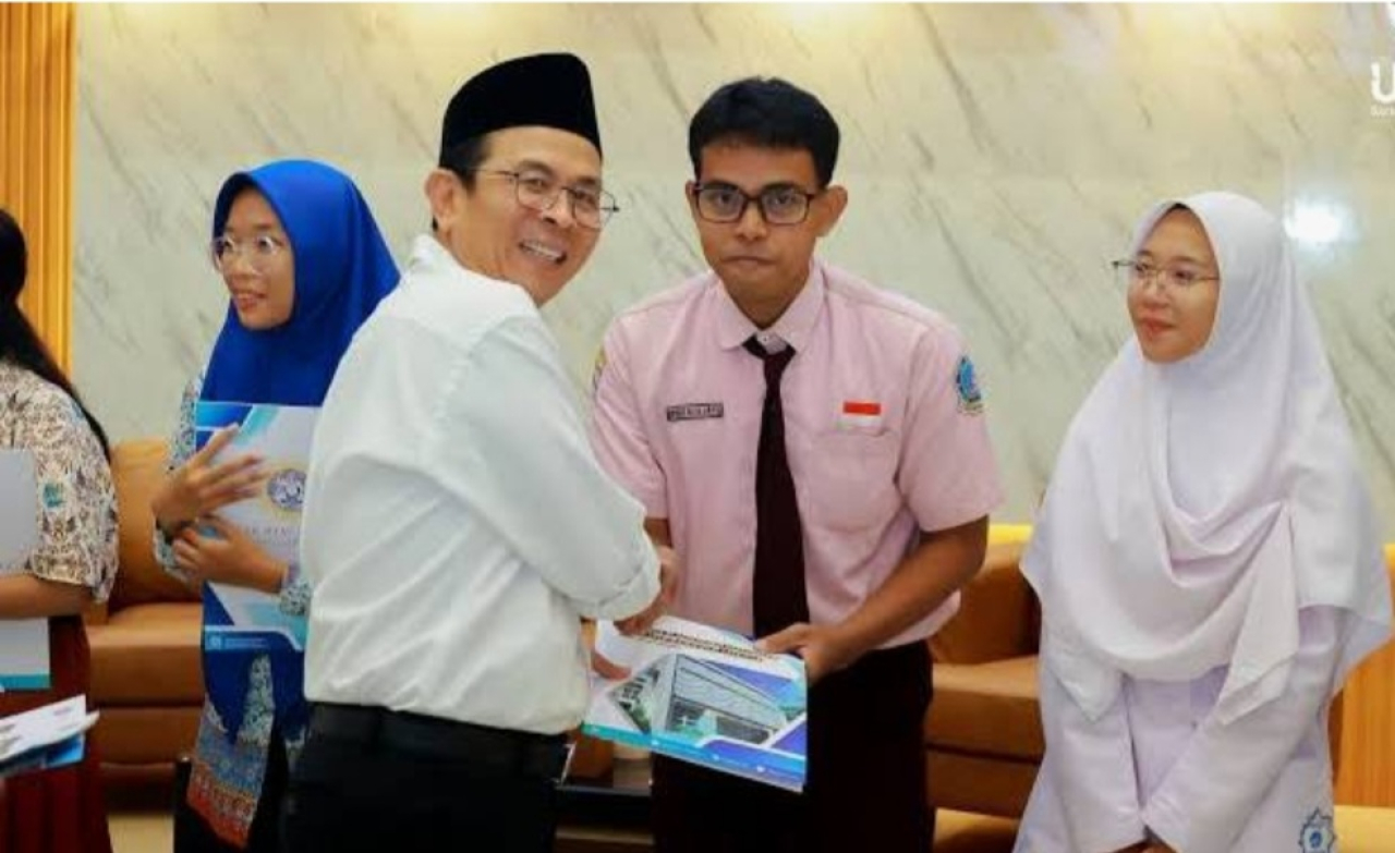 Rektor Universitas Airlangga, Muhammad Madyan, menyampaikan pengumuman 68 kandidat penerima golden ticket 2026 dalam acara yang digelar secara hybrid di Gedung Manajemen Kampus MERR-C, Surabaya, Jumat (27/3/2026).