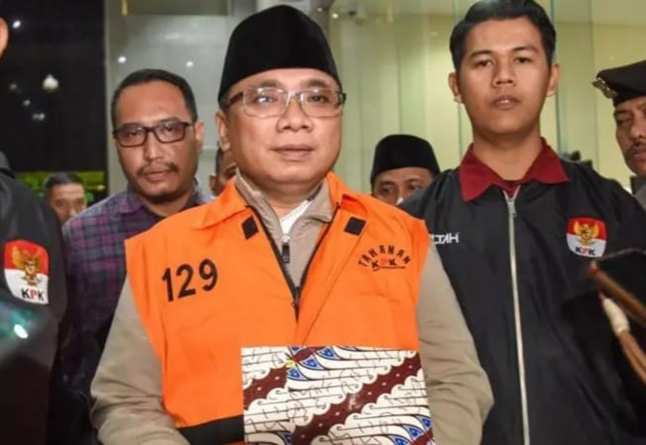 Tersangka kasus dugaan korupsi kuota haji dan penyelenggaraan ibadah haji, Yaqut Cholil Qoumas (tengah), mengenakan rompi tahanan usai menjalani pemeriksaan di Gedung Merah Putih KPK, Jakarta, Kamis (12/03).