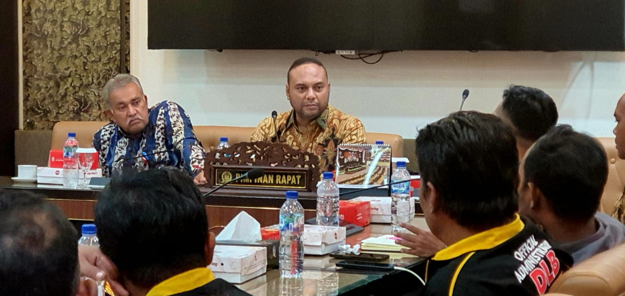 Ketua Komisi D DPRD Jawa Timur, Abdul Halim, didampingi Plt Kepala Dinas ESDM Jatim, Aftabuddin Rijaluzzaman, memimpin audiensi bersama perwakilan Gerakan Sopir Jawa Timur di ruang Banmus DPRD Jatim, Surabaya, Sabtu (25/4/2026).