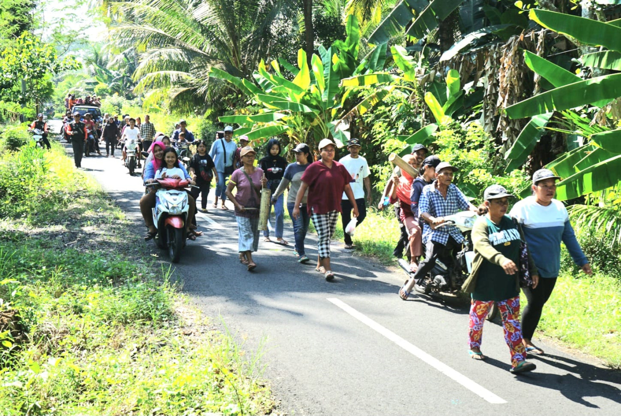 Warga Desa Tegalrejo, Lumajang, berlari menuju zona aman saat simulasi evakuasi mandiri tsunami dalam rangka Hari Kesiapsiagaan Bencana 2026.