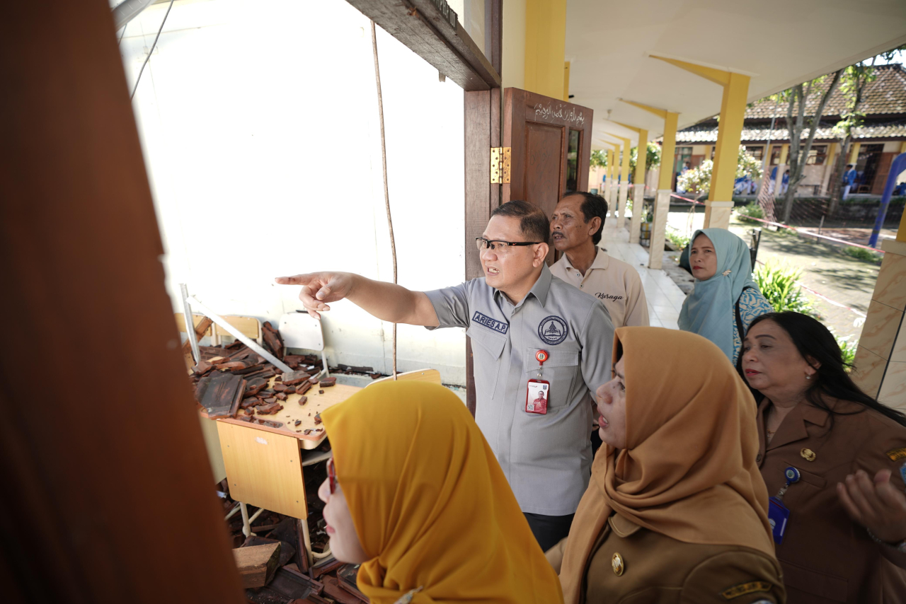Kepala Dinas Pendidikan Jawa Timur, Aries Agung Paewai, saat meninjau ruang kelas di SMKN 1 Ampelgading, Kabupaten Malang yang ambruk akibat cuaca ekstrem dan curah hujan tinggi, Senin (30/3/2026).