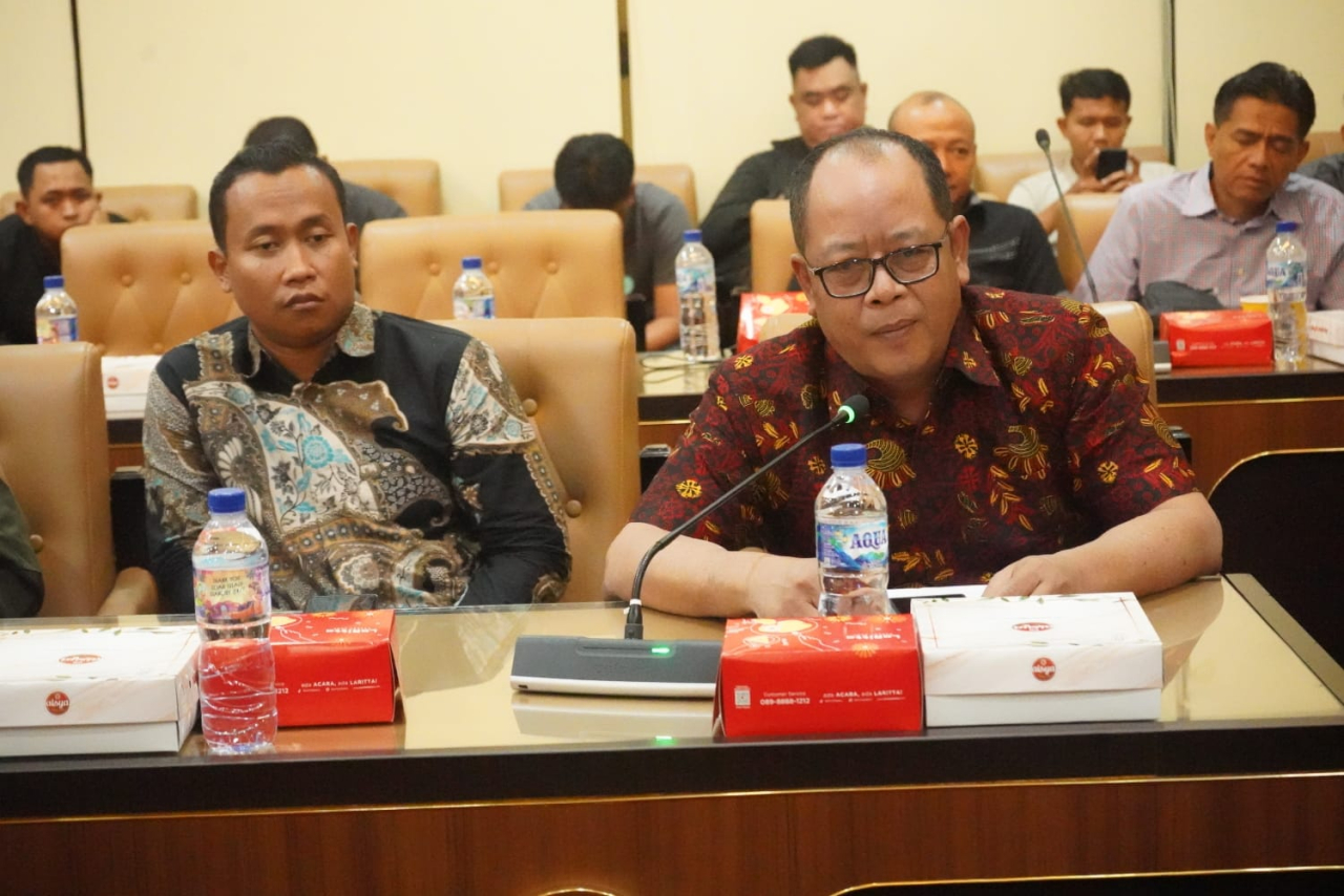Kepala Bidang (Kabid) Angkutan Jalan Dinas Perhubungan Jatim, Ainur Rofiq (kanan) saat menghadiri audiensi dengan para sopir logistik di DPRD jatim, Sabtu (25/4/2026).