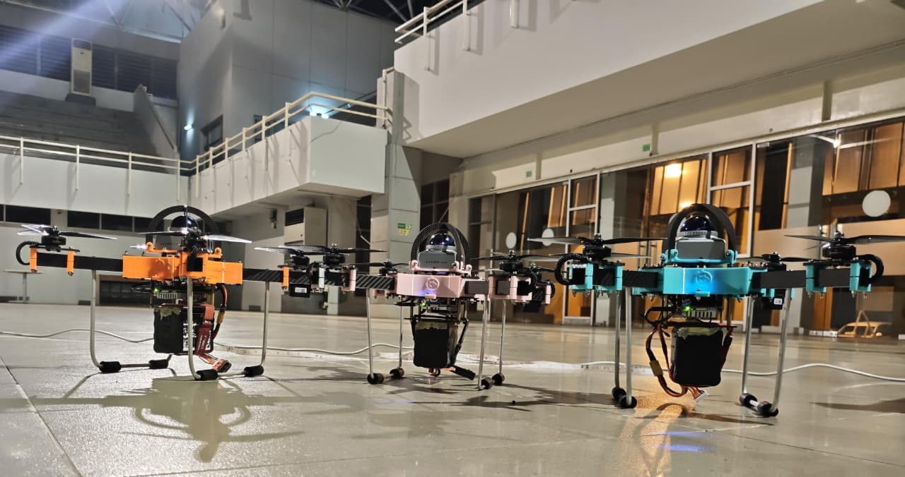 Tim Bayucaraka ITS menunjukkan tiga drone andalannya saat berlaga di ajang Singapore Amazing Flying Machine Competition 2026 di Singapura, yang mengantarkan mereka meraih Juara 3. 