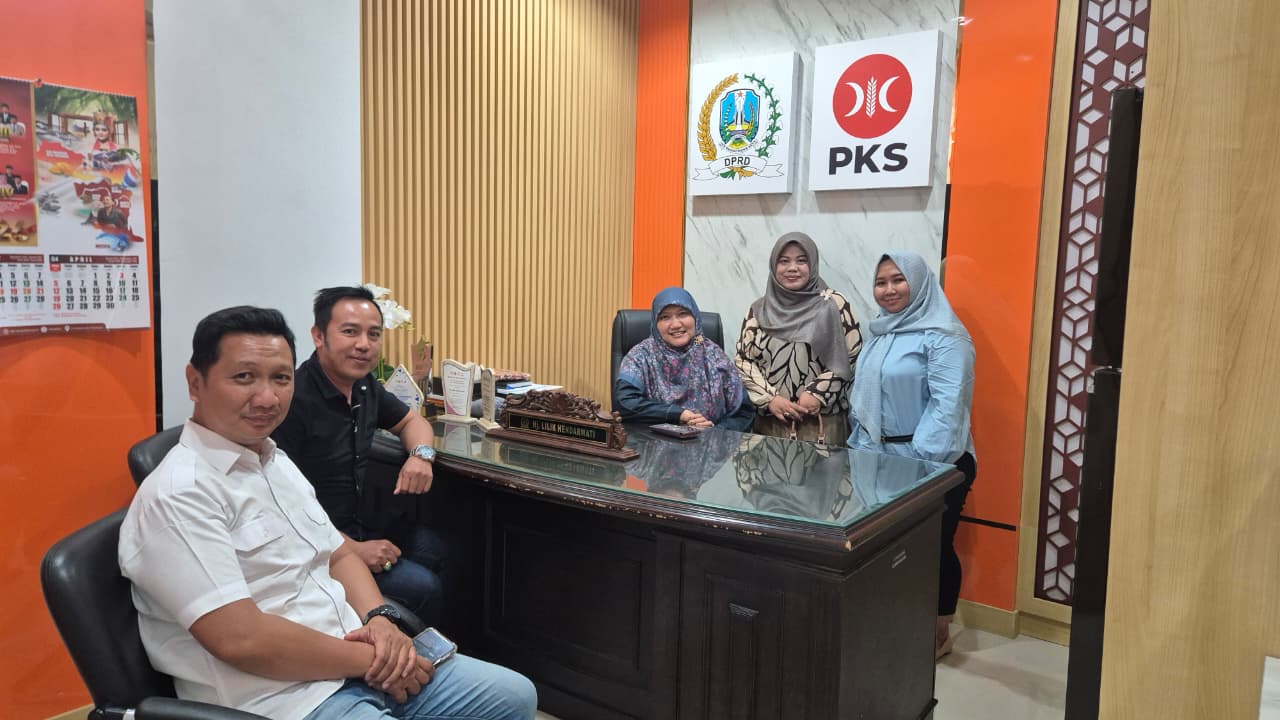 Anggota DPRD Jatim dari Dapil Surabaya, Lilik Hendarwati menerima keluhan warga soal rencana pembukaan portal jalan yang menuai pro dan kontra.