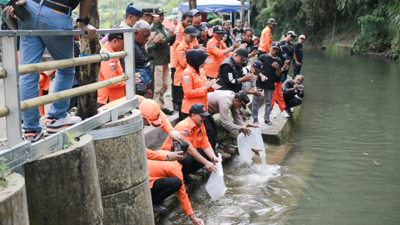 Petugas BPBD Jember bersama lintas sektor mengikuti apel kesiapsiagaan bencana sebagai respons ancaman kekeringan. (Diskominfo Jember)