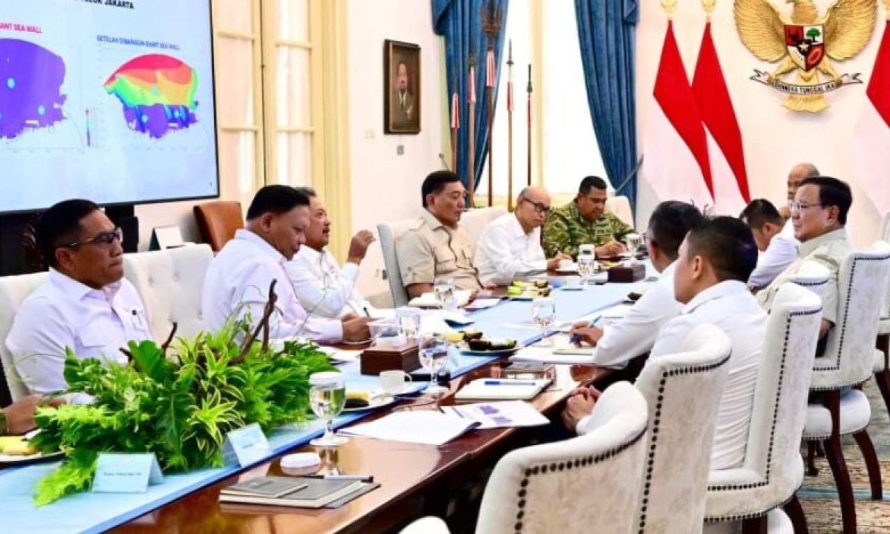 Presiden Prabowo Subianto memimpin rapat terbatas dengan sejumlah Menteri Kabinet Merah Putih terkait dengan pematangan rencana pembangunan giant sea wall. (Foto: BPMI Setpres)