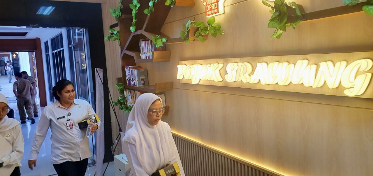 Pegawai yang ada di Lingkungan Sekretariat DPRD Jatim menikmati fasilitas Pojok Srawung demi tingkatkan budaya literasi