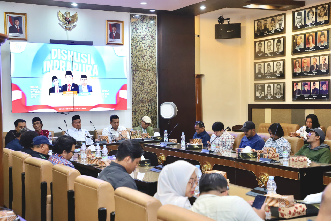 Pokja Indrapura menggelar diskusi dengan tema memotret kinerja DPRD Jatim di tengah efisiensi 2026 di ruang Banmus, Kamis (29/4/2026).