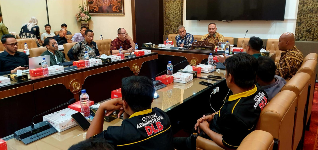 Ketua Komisi D DPRD Jawa Timur, Abdul Halim, didampingi Plt Kepala Dinas ESDM Jatim, Aftabuddin Rijaluzzaman, memimpin audiensi bersama perwakilan Gerakan Sopir Jawa Timur di ruang Banmus DPRD Jatim, Surabaya, Sabtu (25/4/2026).