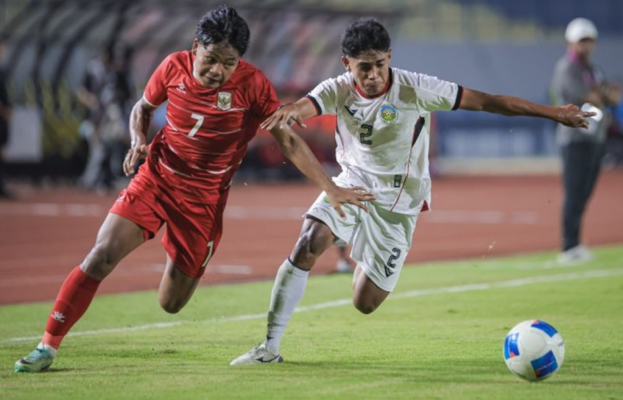 Daffa Yunna Adi (kiri) berusaha melewati adangan pesepak bola Timor Leste Jacob Salsinha Maia (kanan) pada laga perdana Grup A Piala AFF 2026, Senin (13/4/2026) malam. (Foto/Antara).