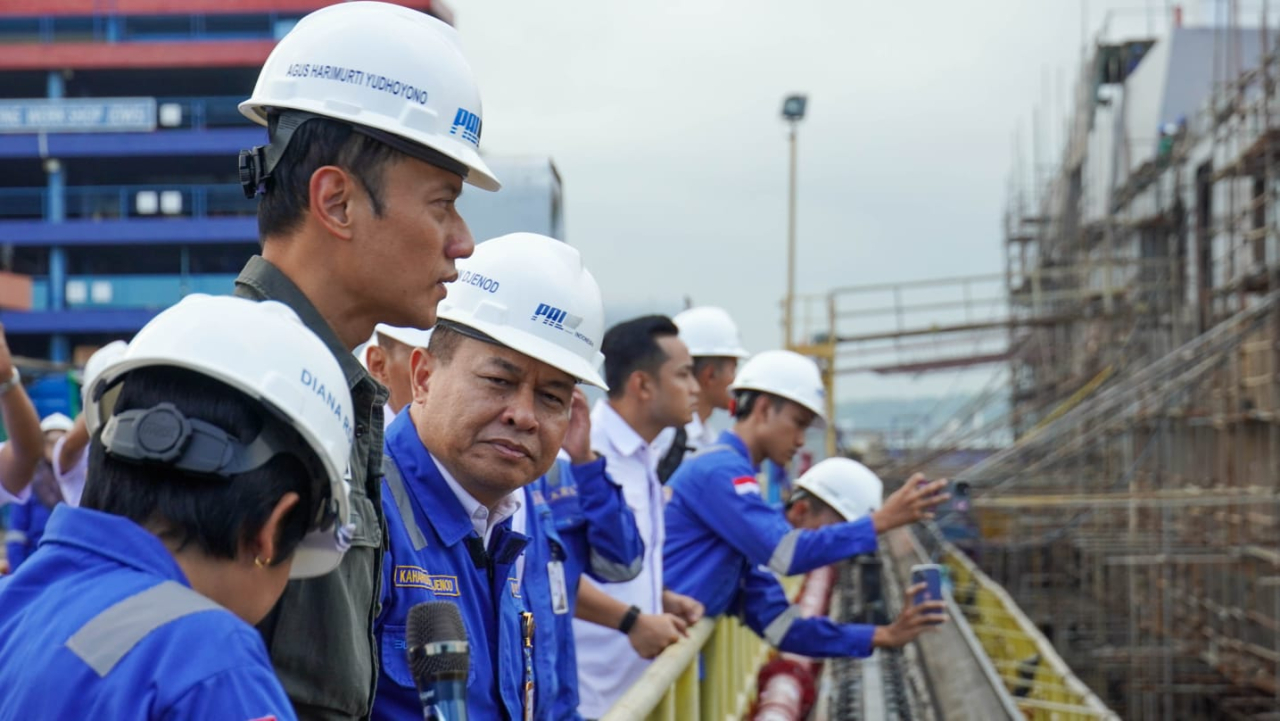 Menko Infrastruktur dan Pembangunan Kewilayahan, Agus Harimurti Yudhoyono saat meninjau fasilitas produksi PT PAL Indonesia di Surabaya, Kamis (21/5/2026).