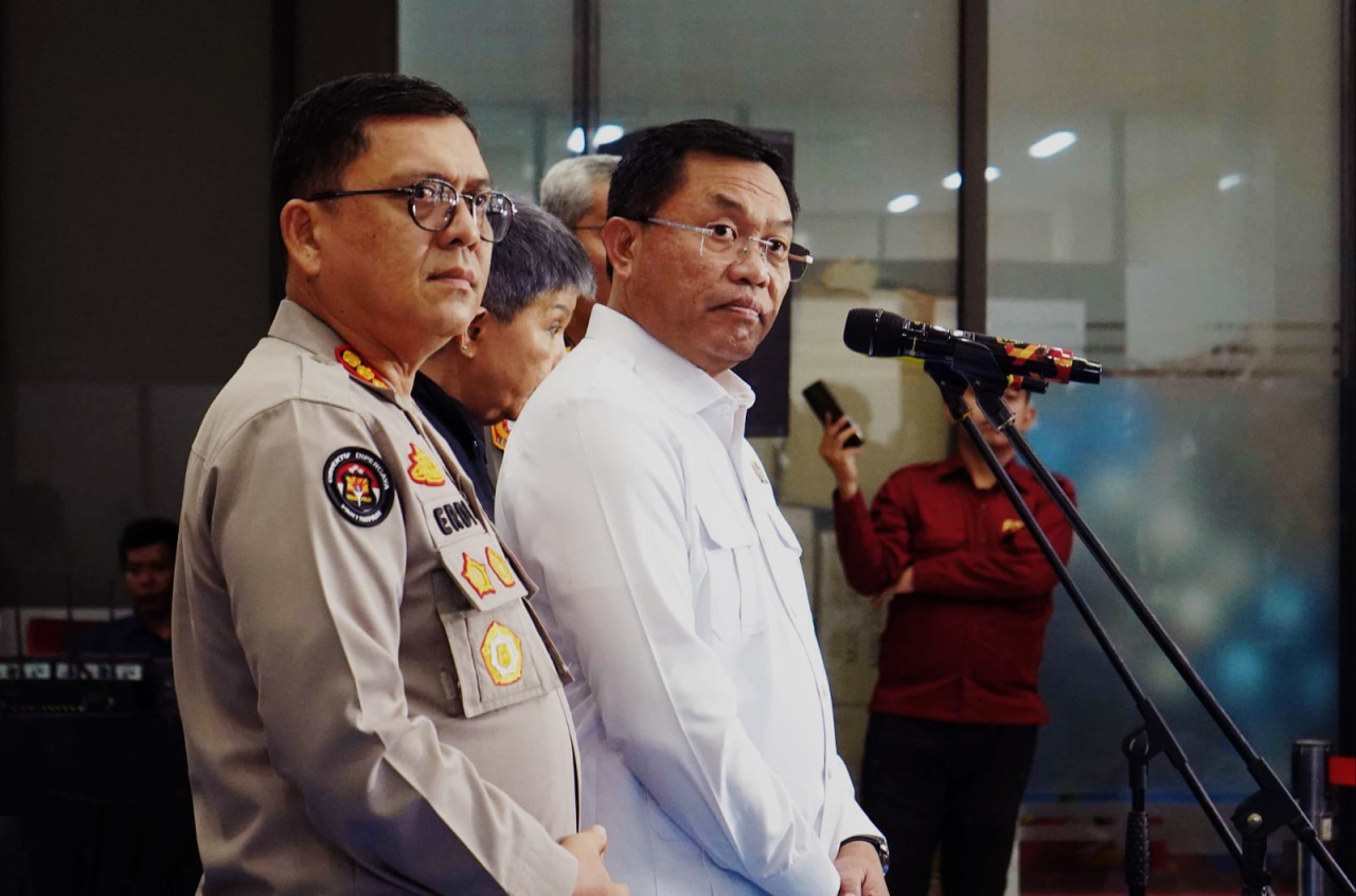 Wakil Kepala Badan Gizi Nasional (BGN) Sony Sanjaya bersama Polri Memberikan keterangan kepada wartawan di Bareskrim Mabes Polri, Jakarta, Senin (25/05/2026).
