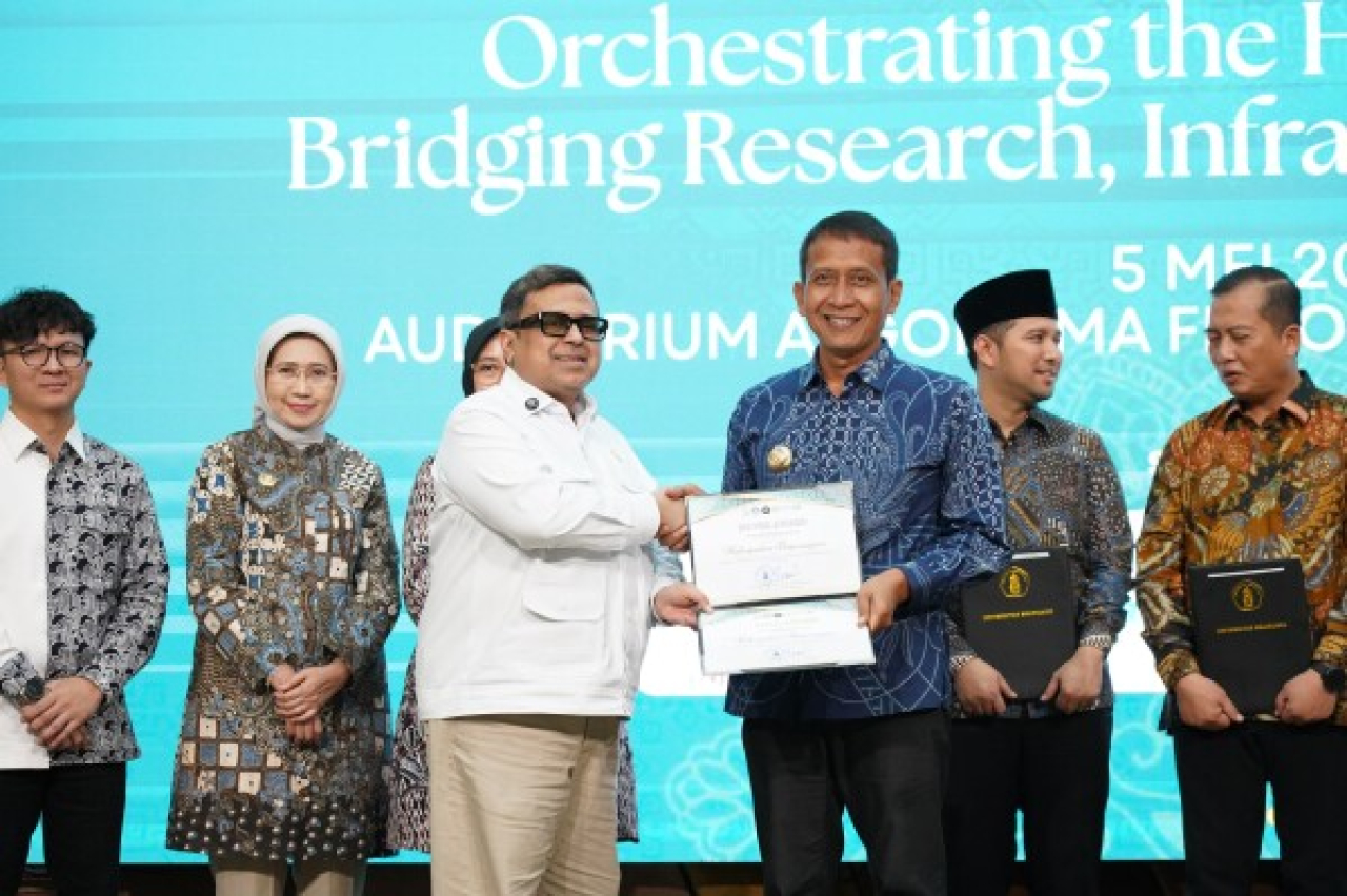 Bupati Bojonegoro Setyo Wahono menerima penghargaan dalam ajang Indonesia Halal Ecosystem Summit & UB Halal Metric Award 2026 di Universitas Brawijaya, Selasa (5/5/2026). (Pemkab Bojonegoro)