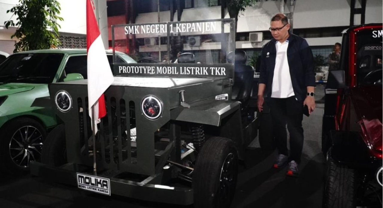 Kadindik Jatim Aries Agung Paewai saat meninjau salah satu karya murid SMK.