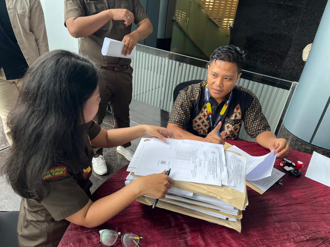Petugas DJP Jawa Timur melakukan pemblokiran serentak rekening penunggak pajak di sejumlah bank besar.